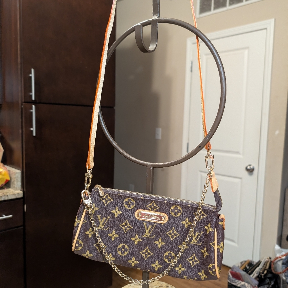 Louis Vuitton Monogram Eva Pochette with Gold Chain And Cardholder - Picture 2 of 13